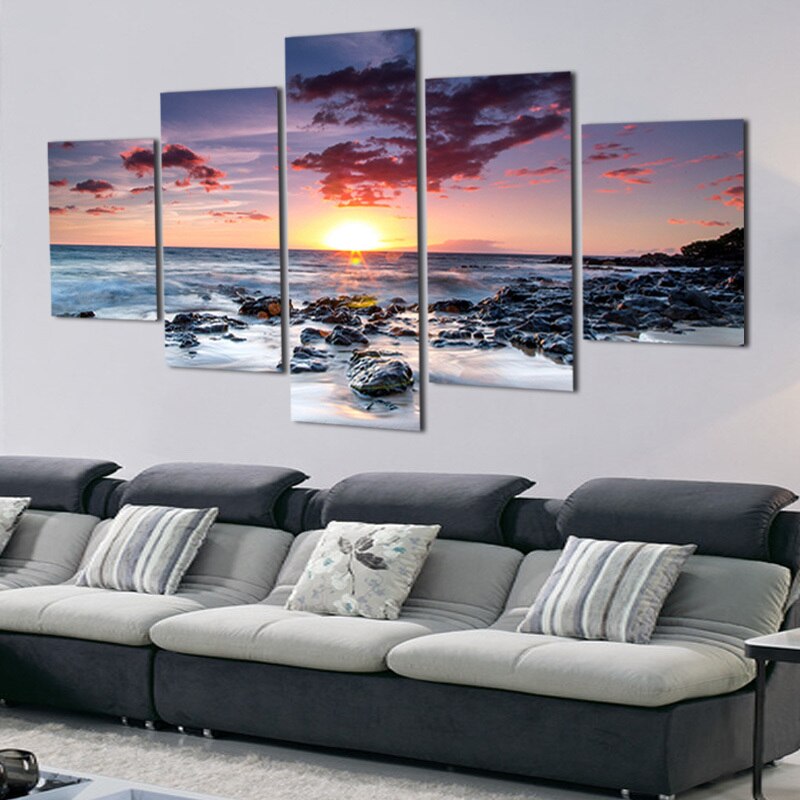 Lienzo de 5 piezas de un atardecer en la costa en un salón